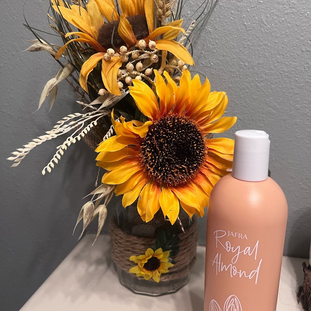 JAFRA Cream Moisturizer & Body Oil